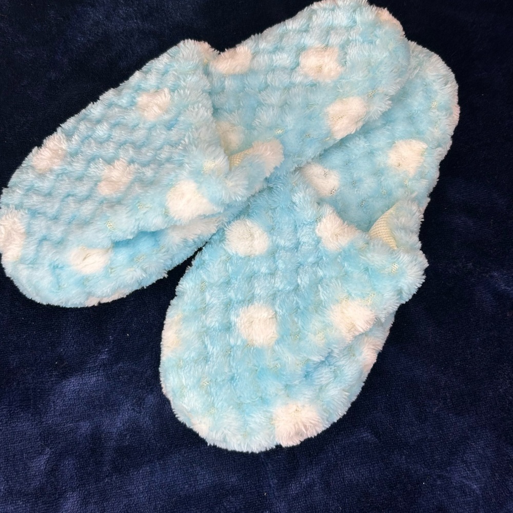D07.5 BRAND NEW SLIPPERS Clouds Blue and White